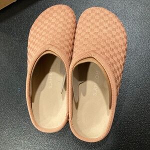 NWT Rothy’s Tan Clogs
